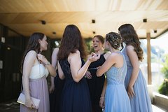 Платье гостьи на свадьбе со строгим дресс-кодом вызвало споры в сети